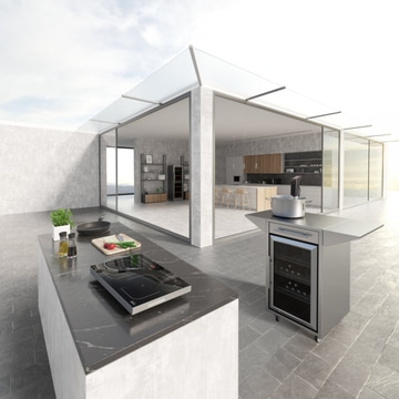 Moderne Außenküche mit Kochfeld, Kühlschrank und Glaswänden, sonnige Atmosphäre.