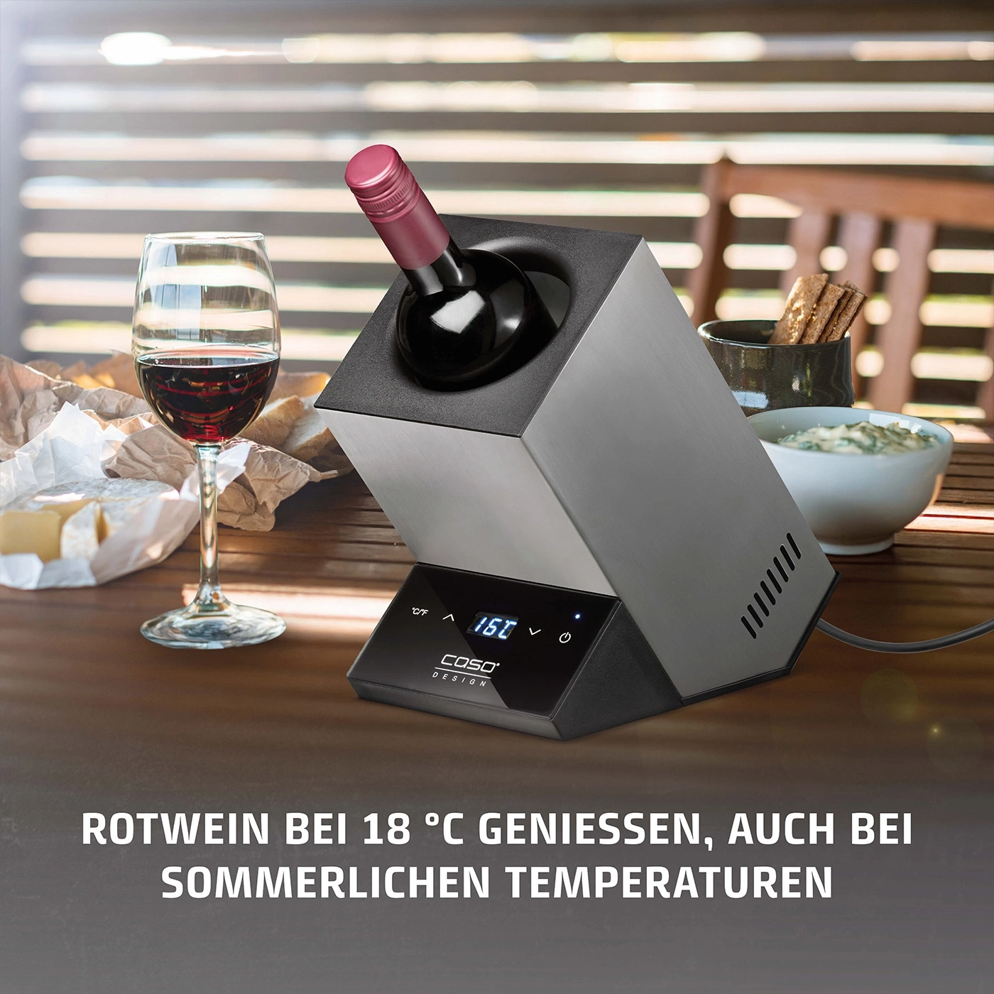 Weinkühler mit Rotwein, Glas, Käse, Sommer, Temperaturanzeige, Genuss, Tisch, Essen, Trinken, Design