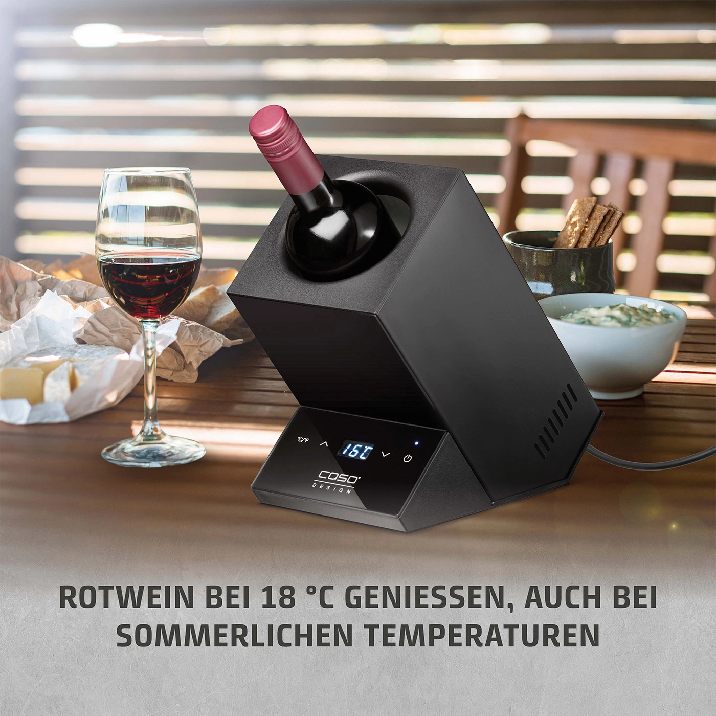 Wein-Kühler mit Rotwein, Glas, Käse und Text. Genießen Sie Rotwein bei 18°C.