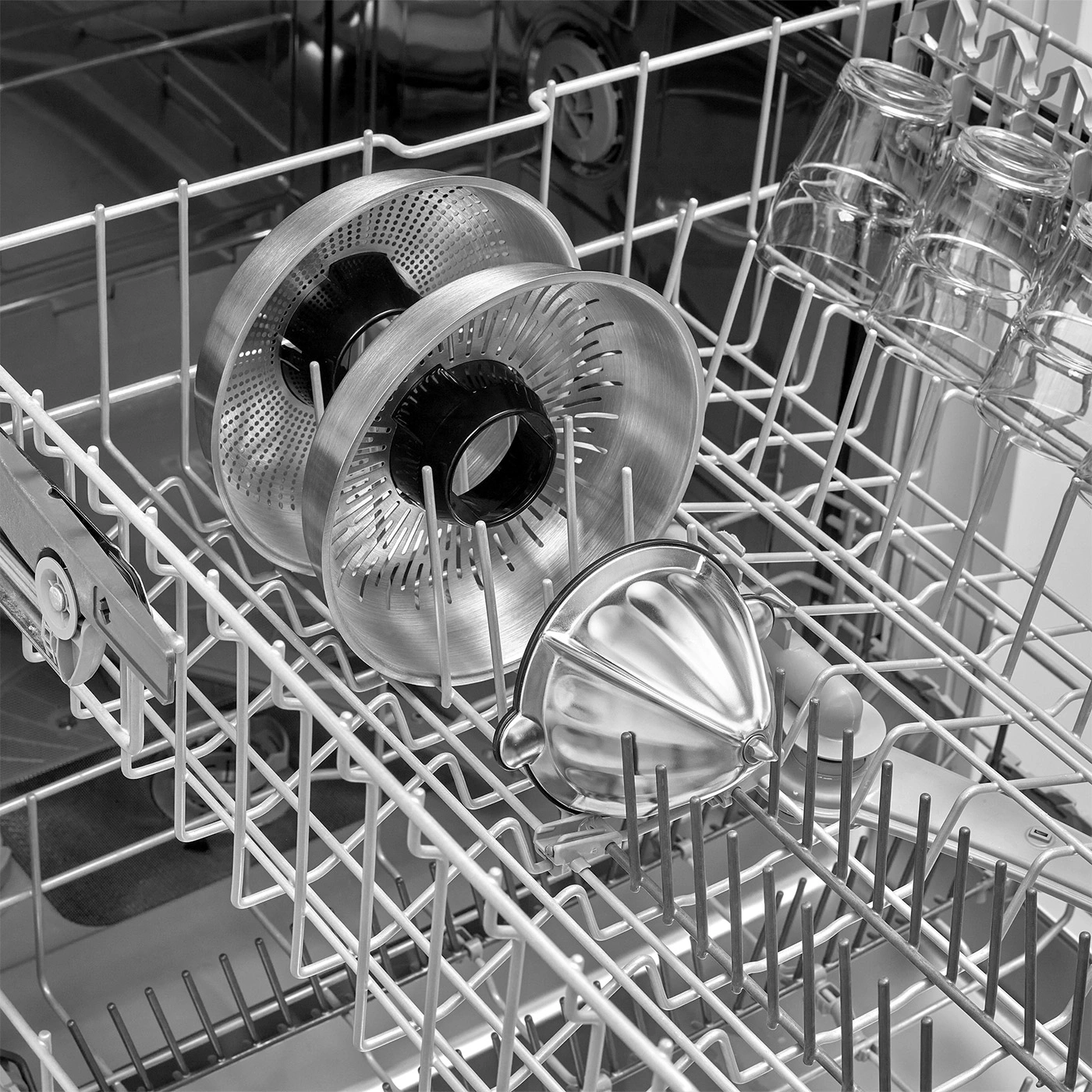 Juicers and glasses in the dishwasher