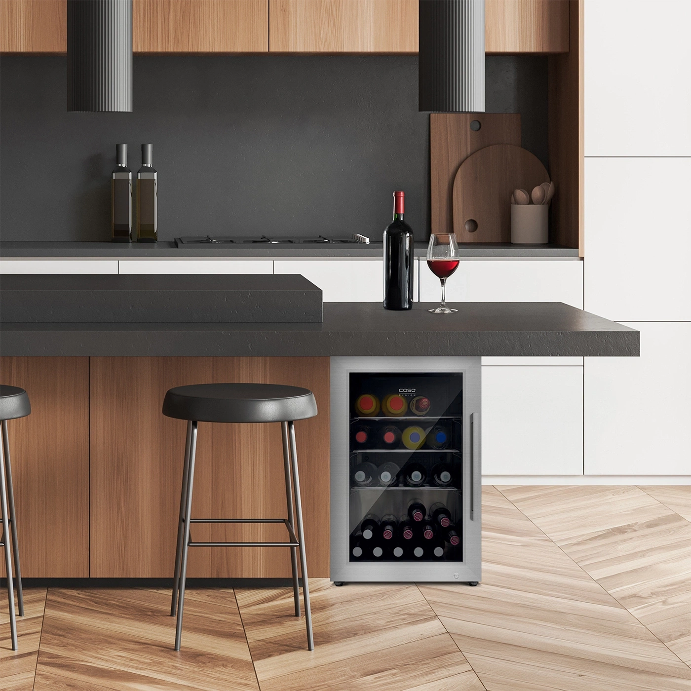 Küche mit Weinkühler, Barhockern, Wein und Glas auf der Theke.