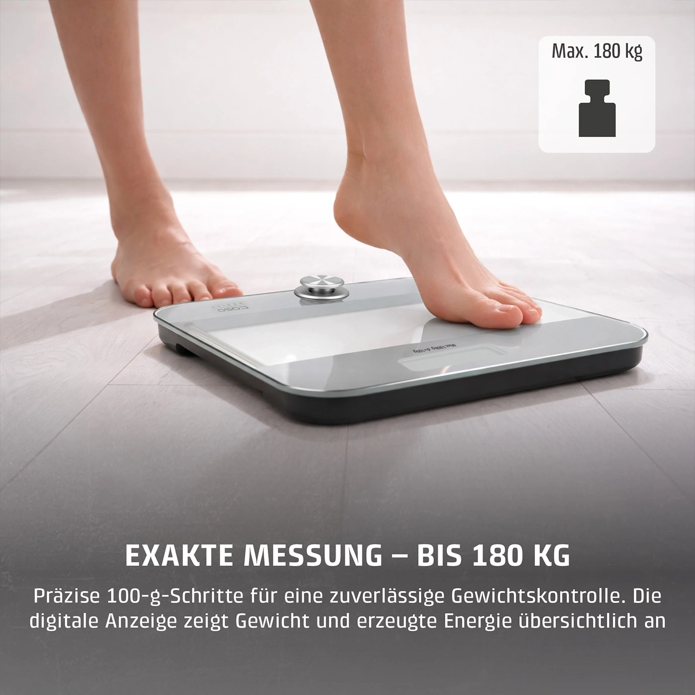 Eine Person steigt auf eine Personenwaage mit der Aufschrift Max. 180 kg.