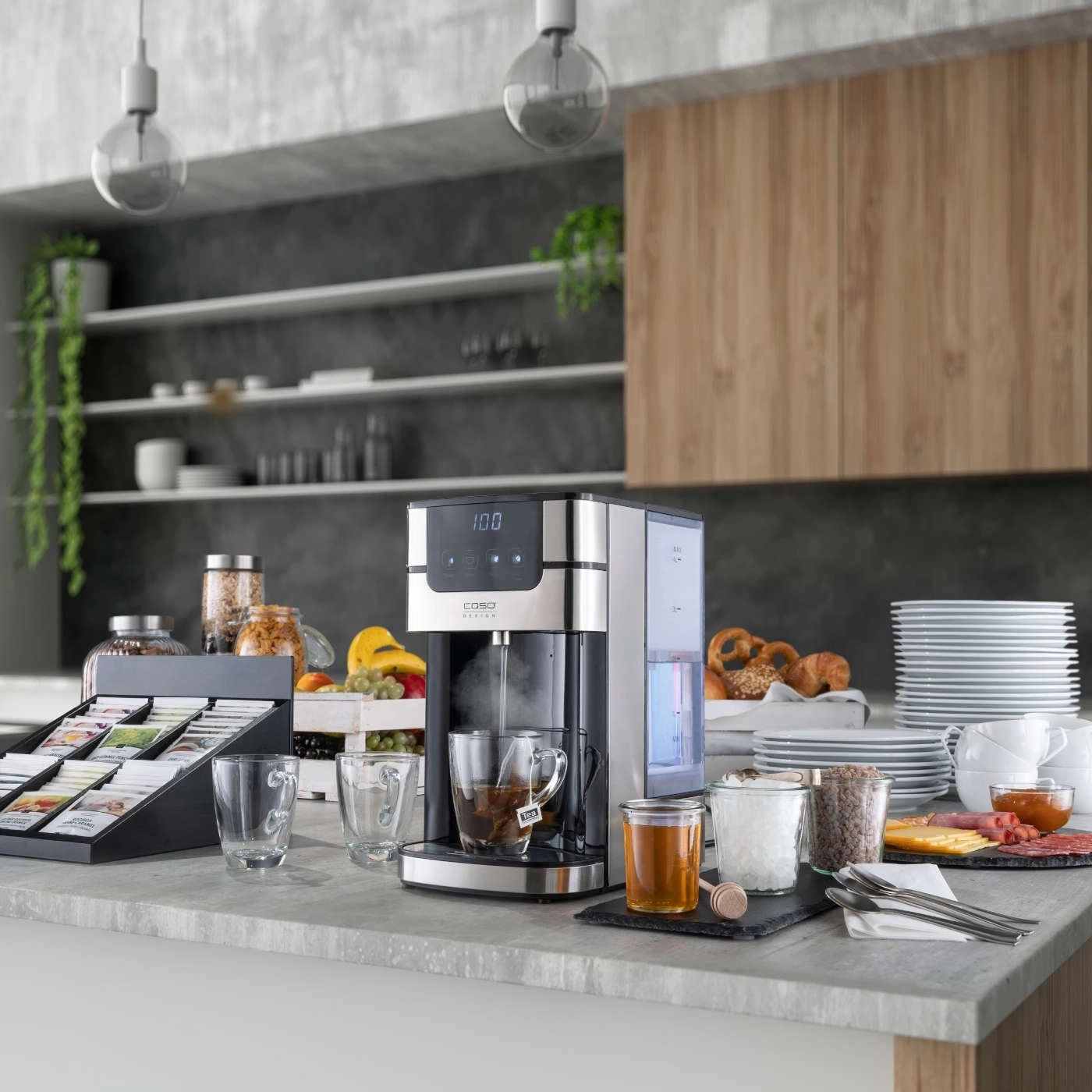 Teemaschine mit Zubehör auf einer Küchenarbeitsplatte, Frühstück