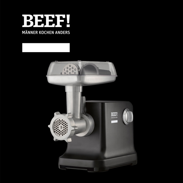 Fleischwolf mit "BEEF!" Logo, schwarzer Hintergrund, Männer kochen anders.