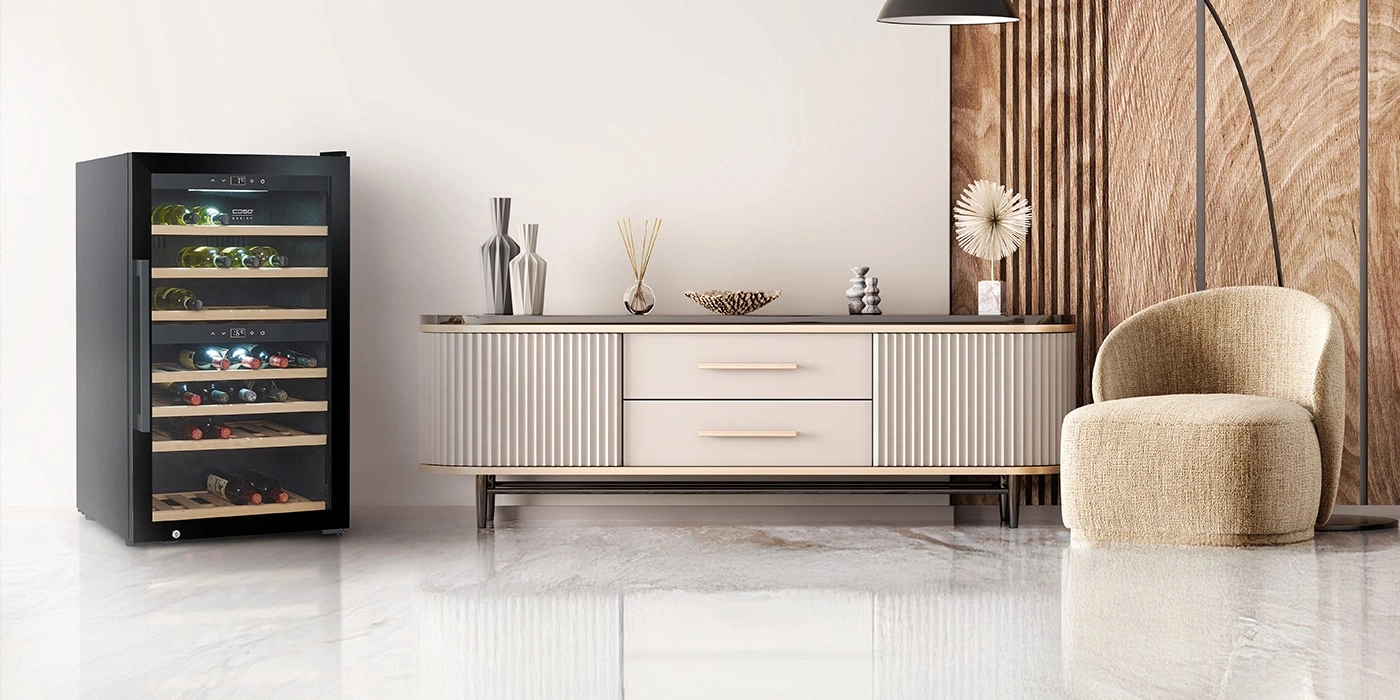 Ein moderner Wohnbereich mit Weinkühler, Sideboard und Sessel.