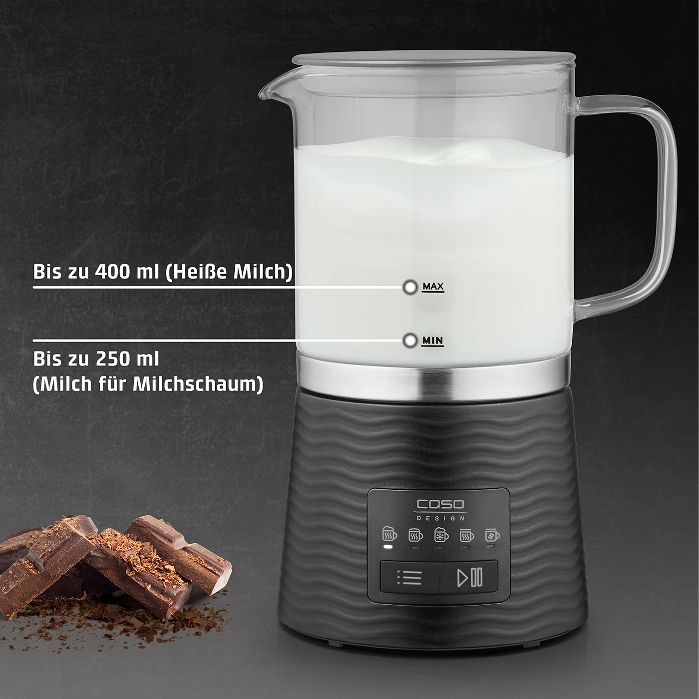 Milchaufschäumer mit Milch, Schokolade und Text. Heisse Milch und Milchschaum.