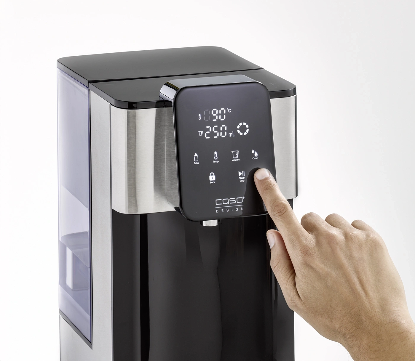 Person drückt Knopf an einem schwarzen Wasserkocher mit digitaler Anzeige.