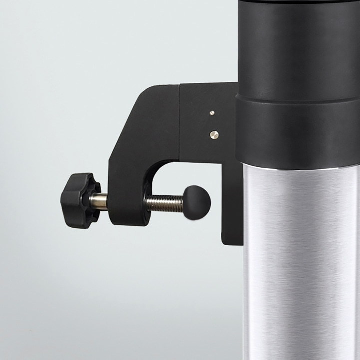 Schwarze Klammer an einem silbernen Zylinder mit einem schwarzen Knopf.