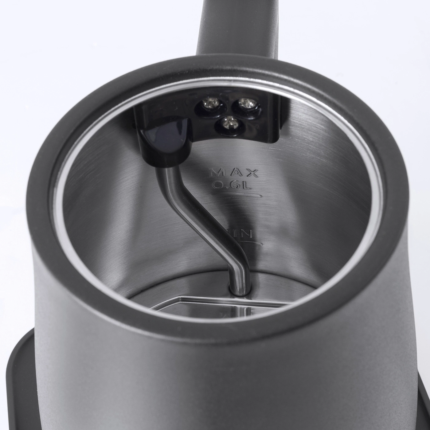 Nahaufnahme eines Wasserkochers mit Innenansicht, MAX 0.6L Markierung