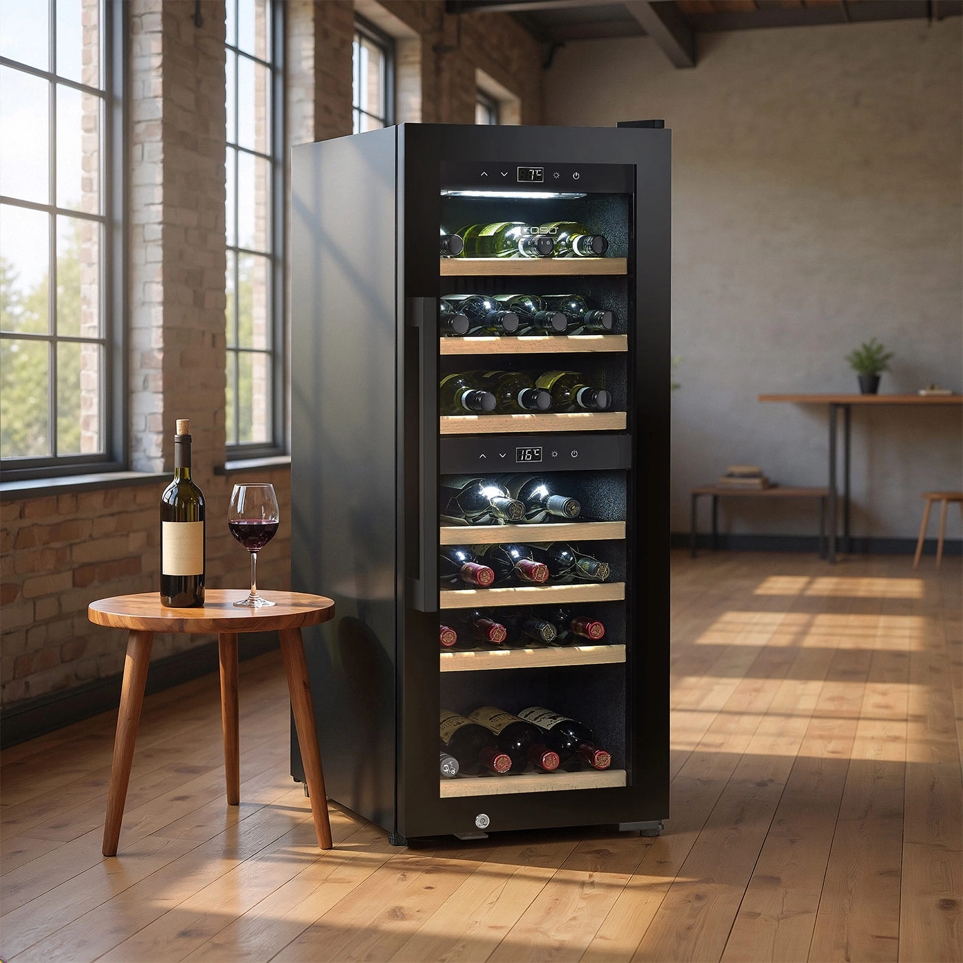 Ein moderner schwarzer Weinkühlschrank mit vielen Flaschen in einem stilvollen Raum.