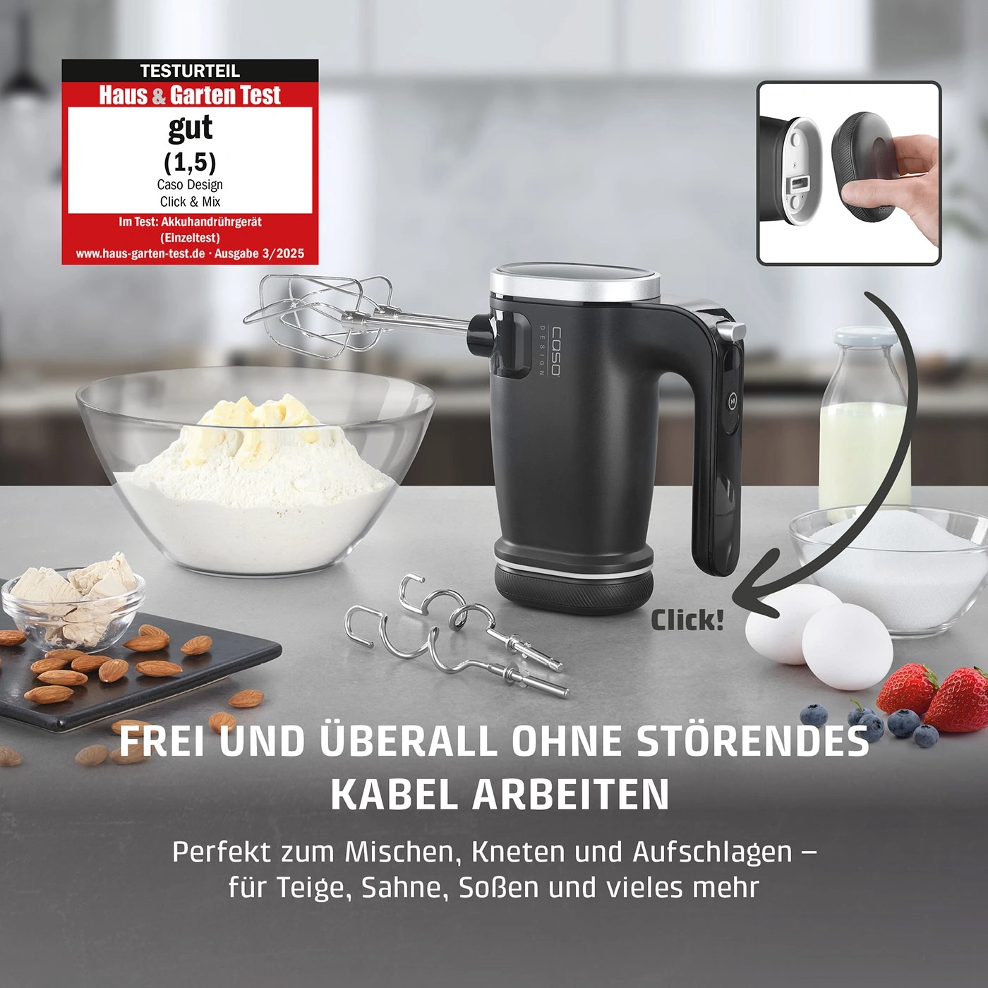 Ein schwarzer Handmixer mit Zubehör und Zutaten für Backen.