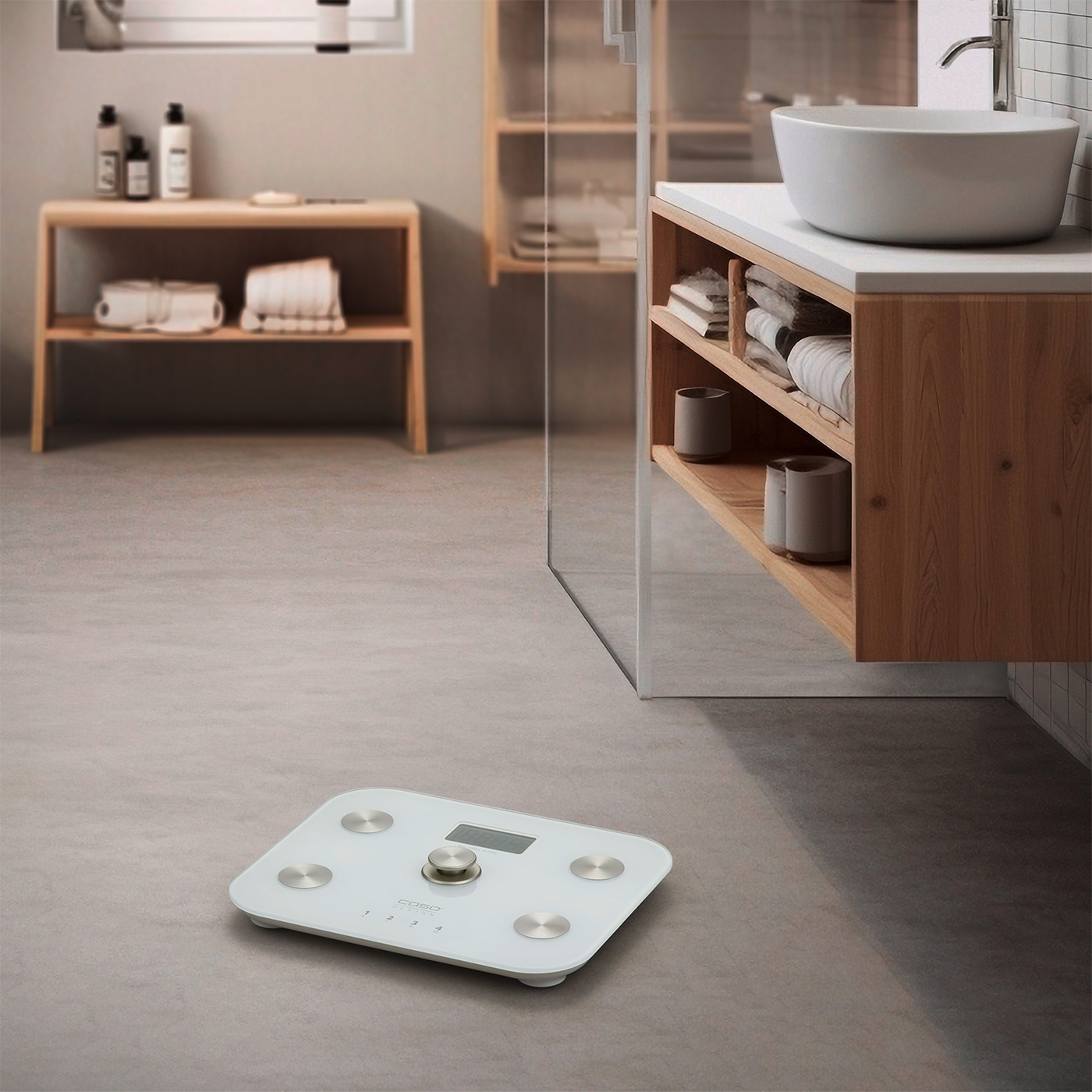 Badezimmer mit Waage, Waschbecken und Holzregalen. Modernes Interieur.