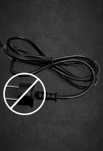 Schwarzes Kabel mit Stecker, der durchgestrichen ist, auf dunklem Hintergrund.