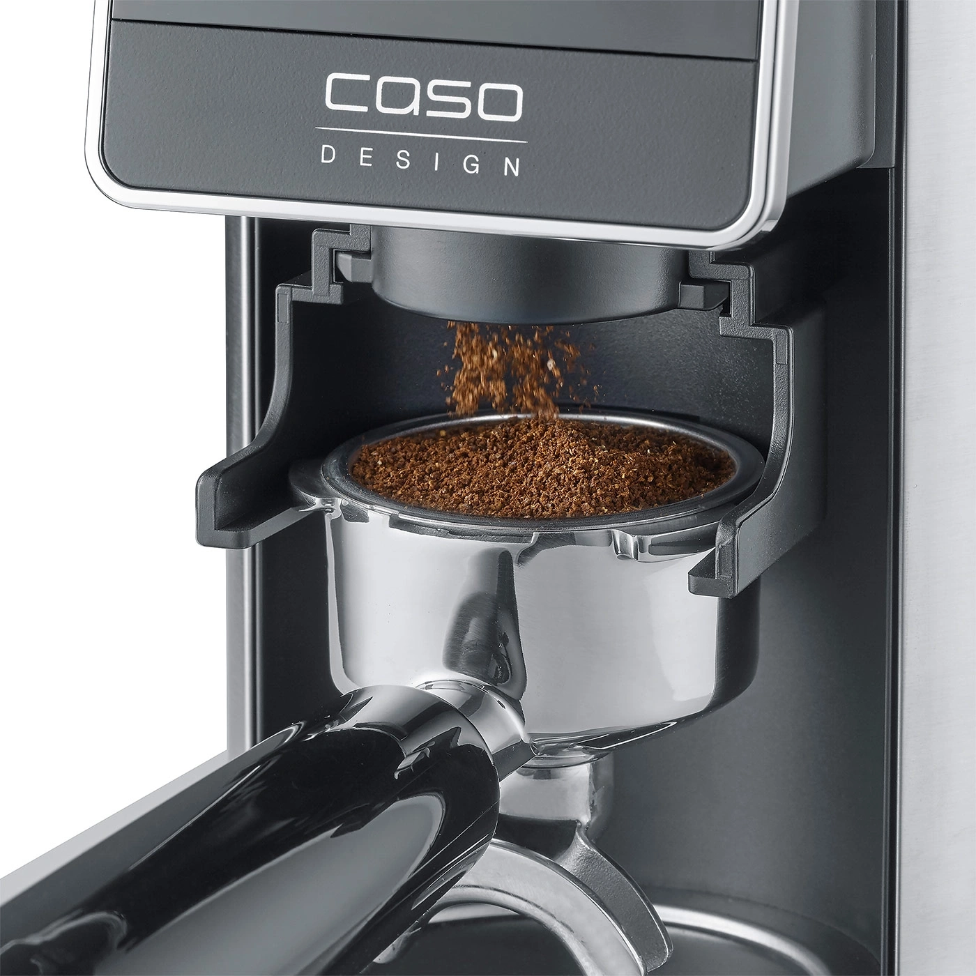 Kaffeemühle mahlt Kaffeebohnen in einen Siebträger für Espresso.