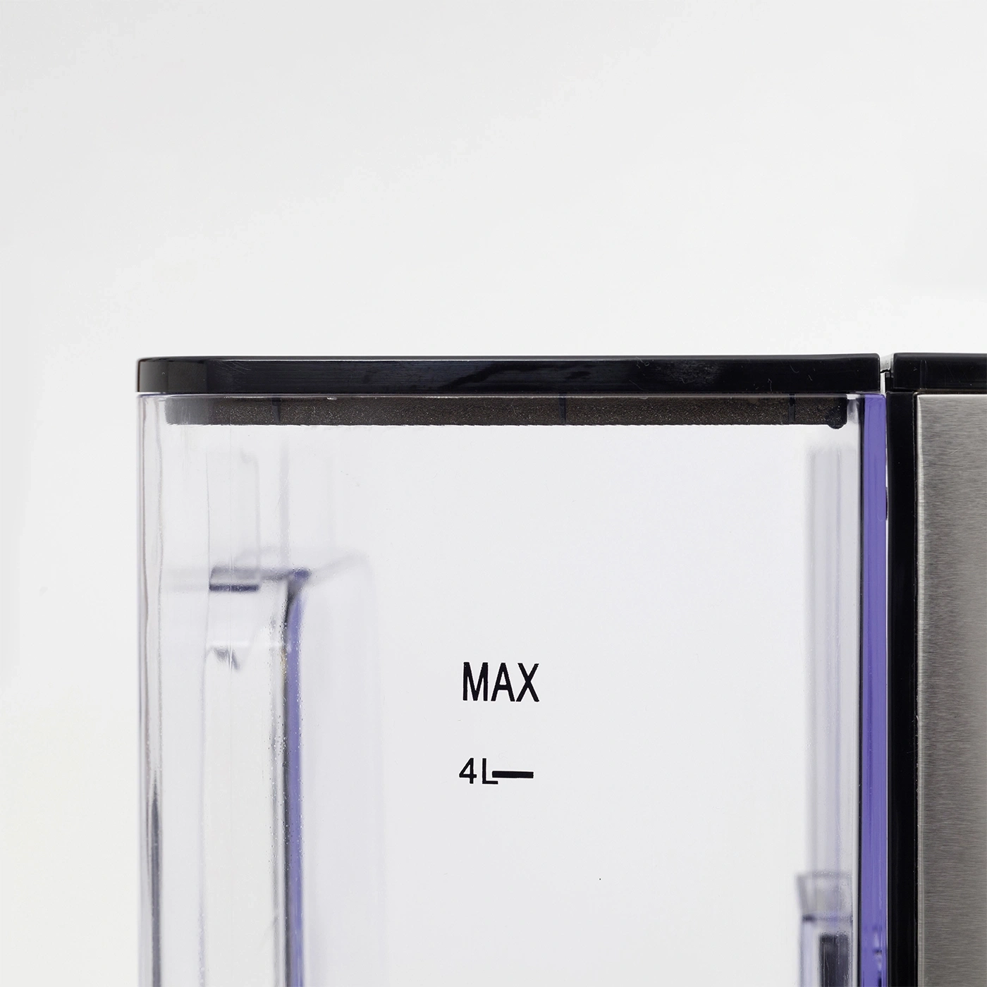 Nahaufnahme eines transparenten Behälters mit der Aufschrift MAX 4L.