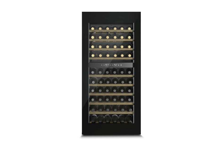 Ein moderner Weinkühlschrank mit Glastür und Holzböden, gefüllt mit Weinﬂaschen.
