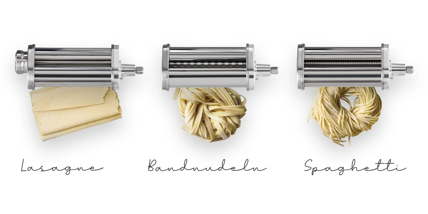 Nudelmaschine mit Lasagne, Bandnudeln und Spaghetti. Verschiedene Nudelsorten.