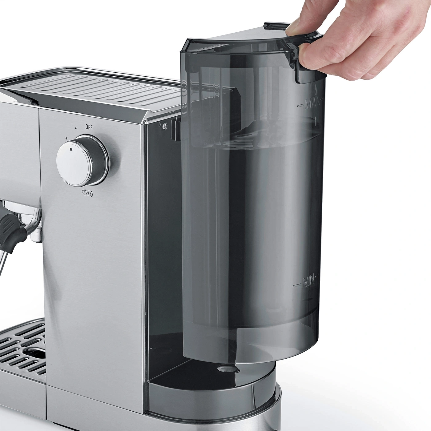 Espressomaschine mit abnehmbarem Wassertank, der von einer Hand gehalten wird.