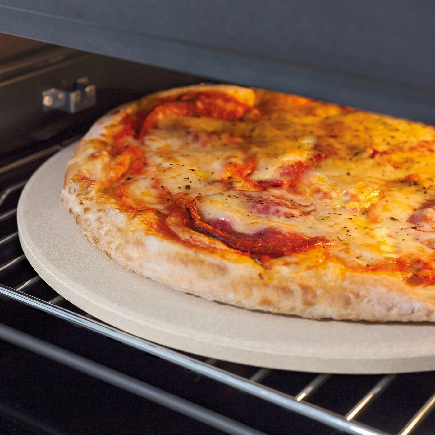 Pizza auf Stein im Ofen, goldbraun gebacken, bereit zum Genießen.