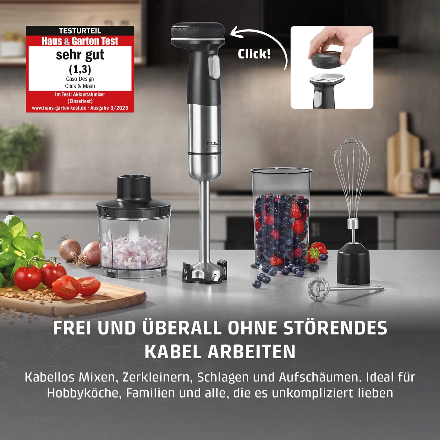 Ein Stabmixer mit Zubehör und Beeren in einem Glas.