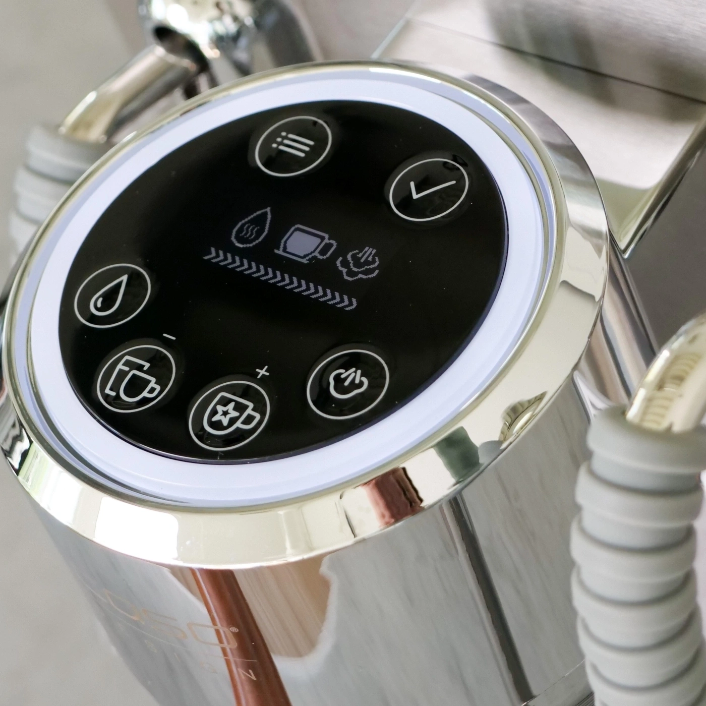 Ein silberner Espressomaschinen-Panel mit Touch-Bedienelementen und einem Display.