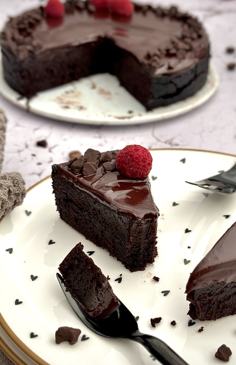Schokoladenkuchen mit Himbeeren auf einem Teller, köstlich und lecker