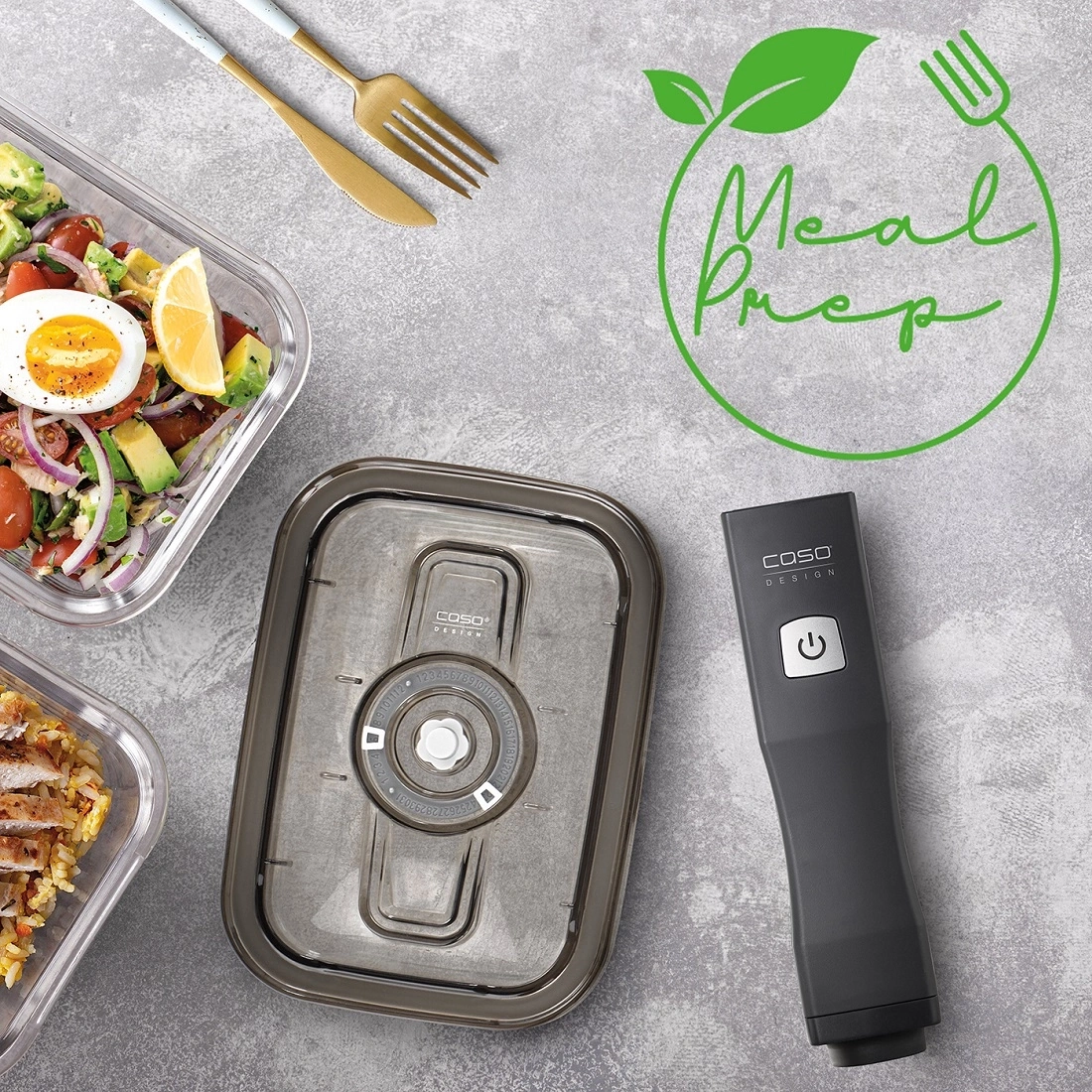 Mahlzeitenvorbereitung mit Behältern, Vakuumierer und Essen auf grauem Hintergrund