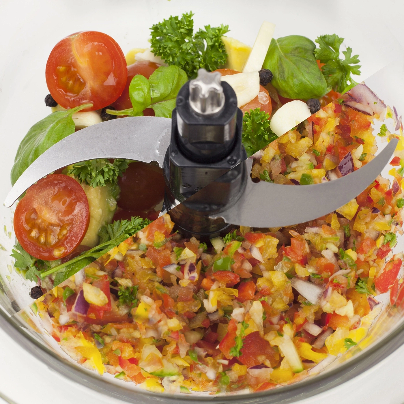 Tomaten, Kräuter und Gemüse werden in einem Mixer zerkleinert.
