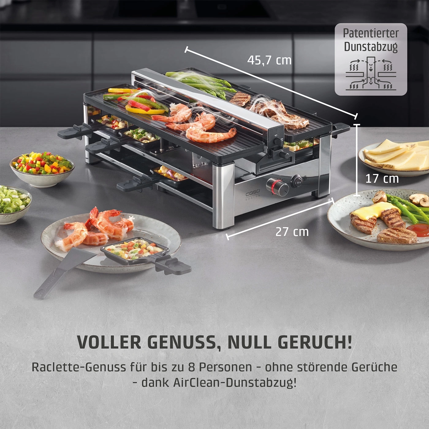 Ein Raclette-Grill mit Fleisch, Garnelen und Gemüse, Maße angegeben.