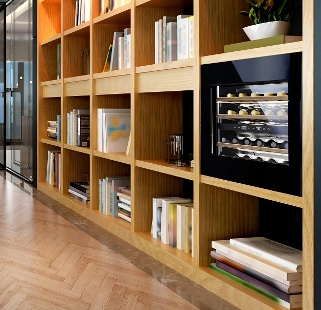 Bücherregal mit Weinkühler, Bücher und Holzboden in einem modernen Raum