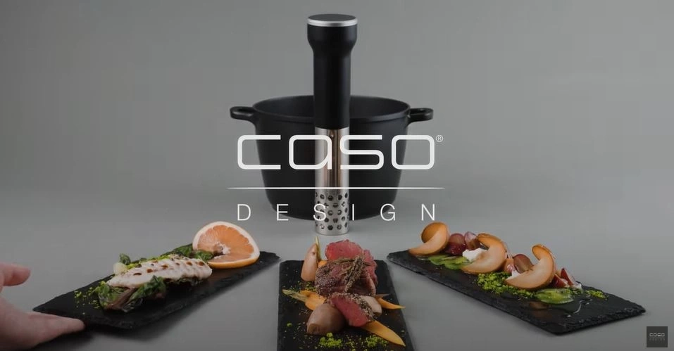 Sous-Vide-Gerät mit Essen auf Schieferplatten, CASO Design