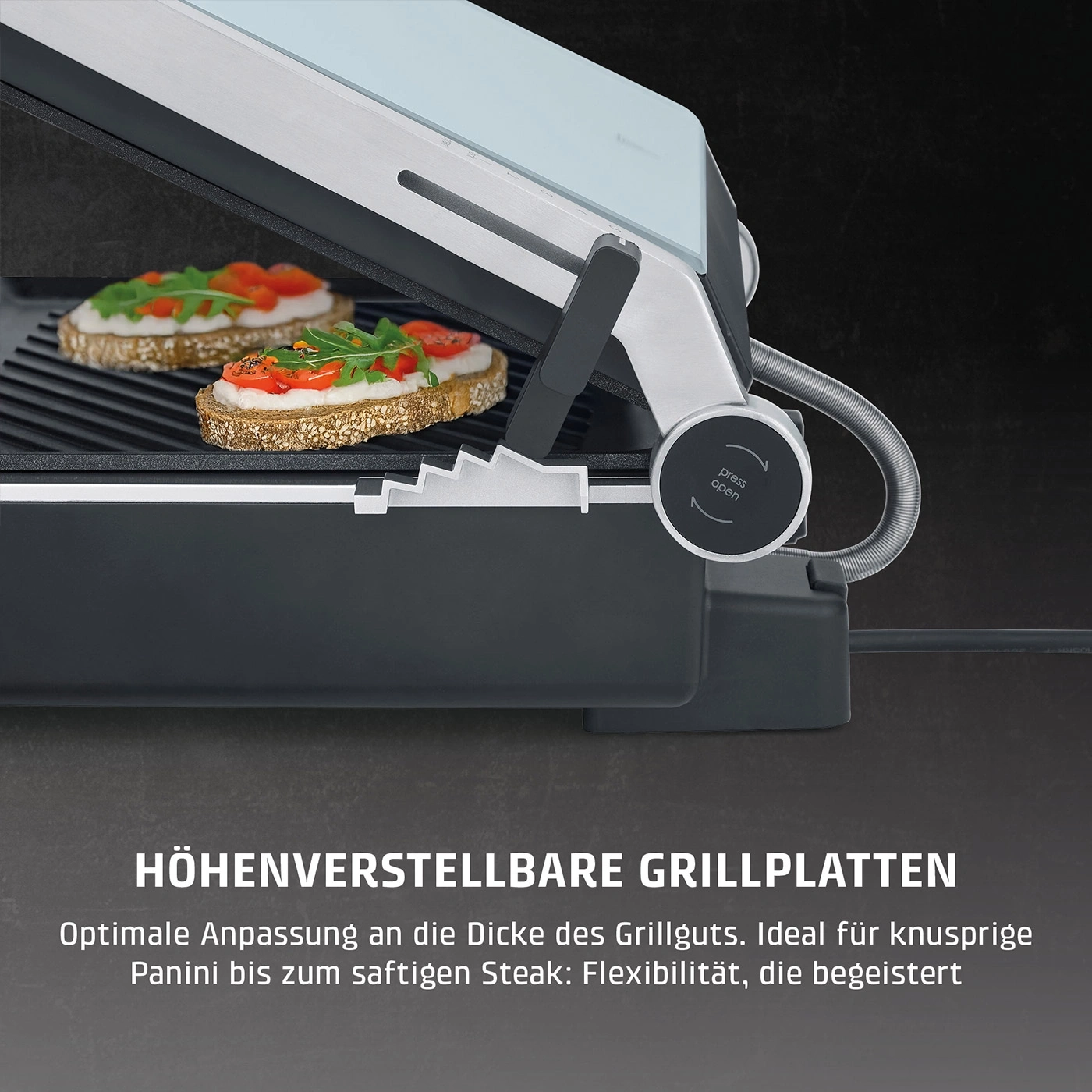 Grill mit zwei Sandwiches und detaillierter Beschreibung der Grillplatten.