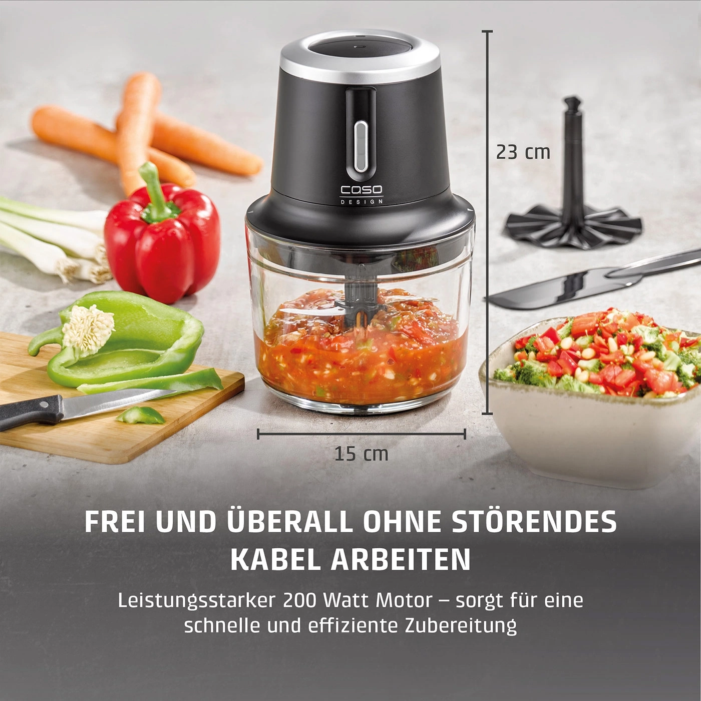 Ein kabelloser Küchenzerkleinerer mit Gemüse und einer Schüssel Salat.