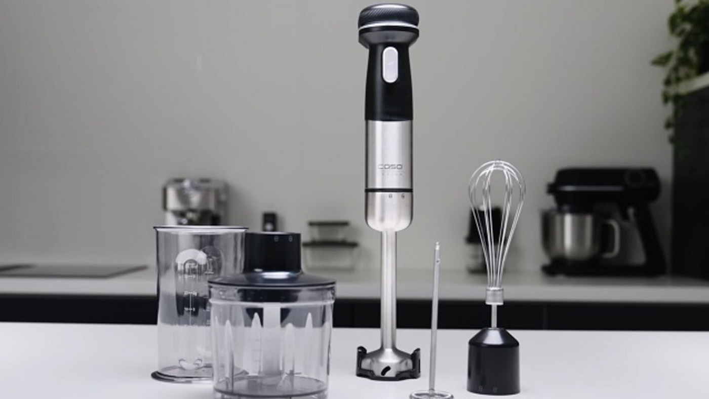 Küchengerät-Set: Stabmixer, Schneebesen, Becher, Zubehör, Küche, weißer Hintergrund