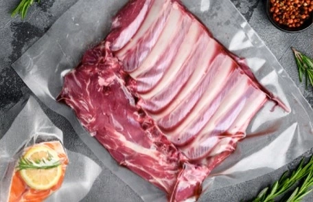 Rohes Fleisch auf Papier, mit Kräutern und Gewürzen, Nahaufnahme
