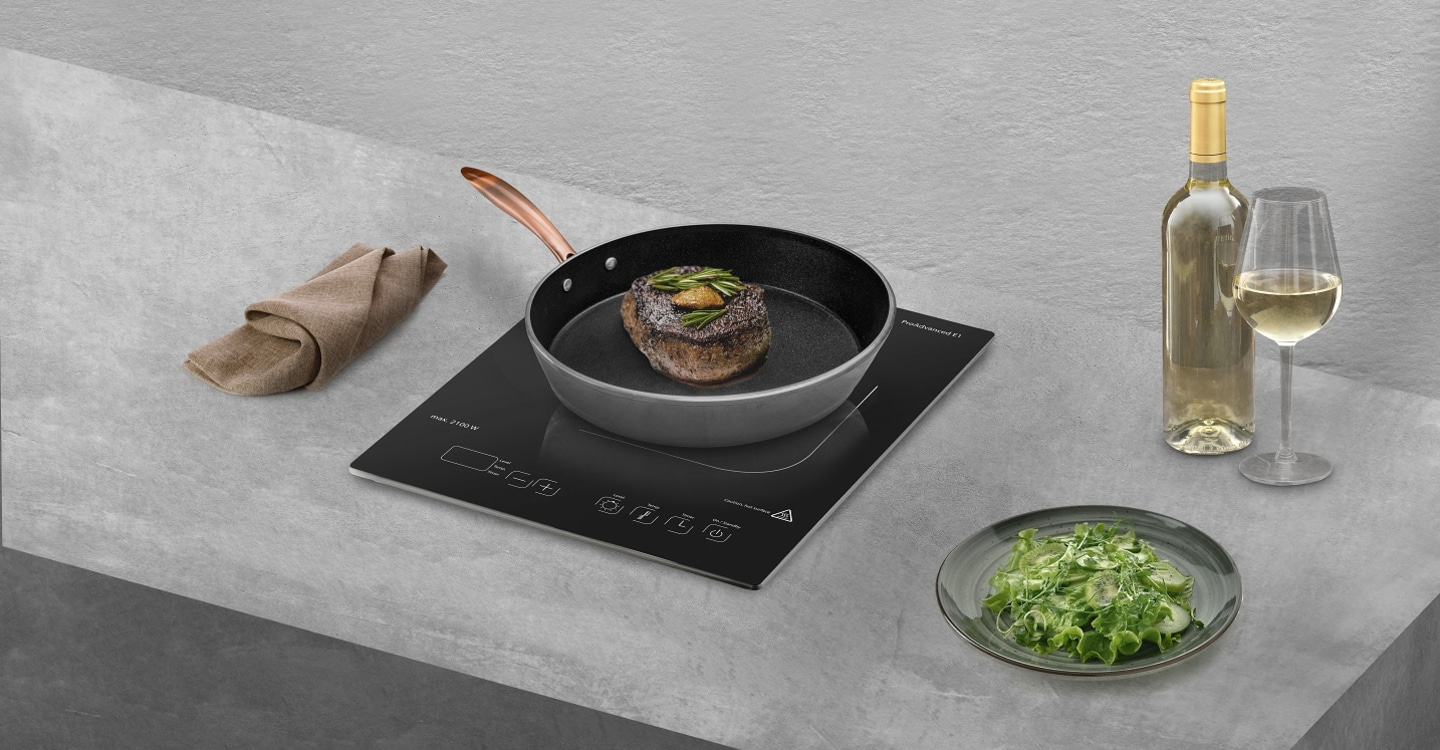 Gebratenes Steak in der Pfanne mit Wein und Salat auf dem Tisch
