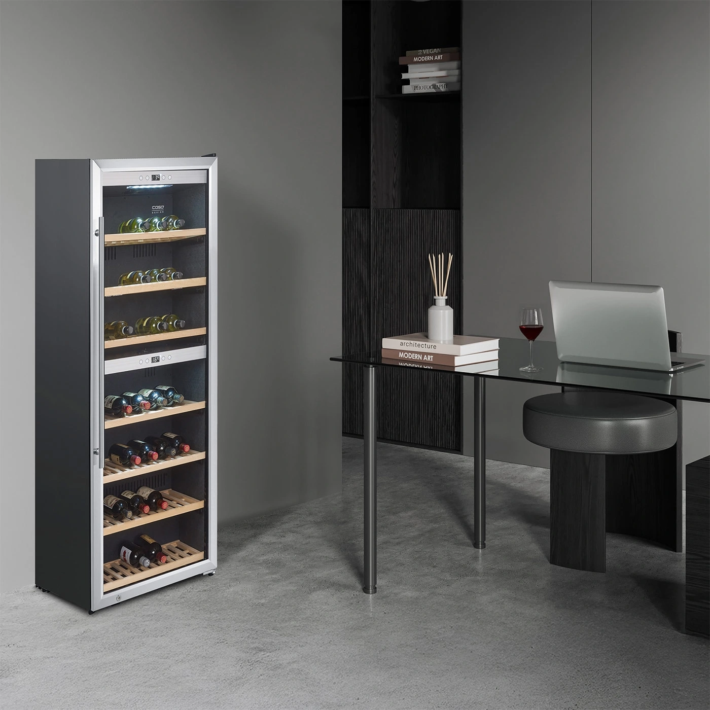 Ein moderner Weinkühlschrank mit Flaschen in einem stilvollen Raum.
