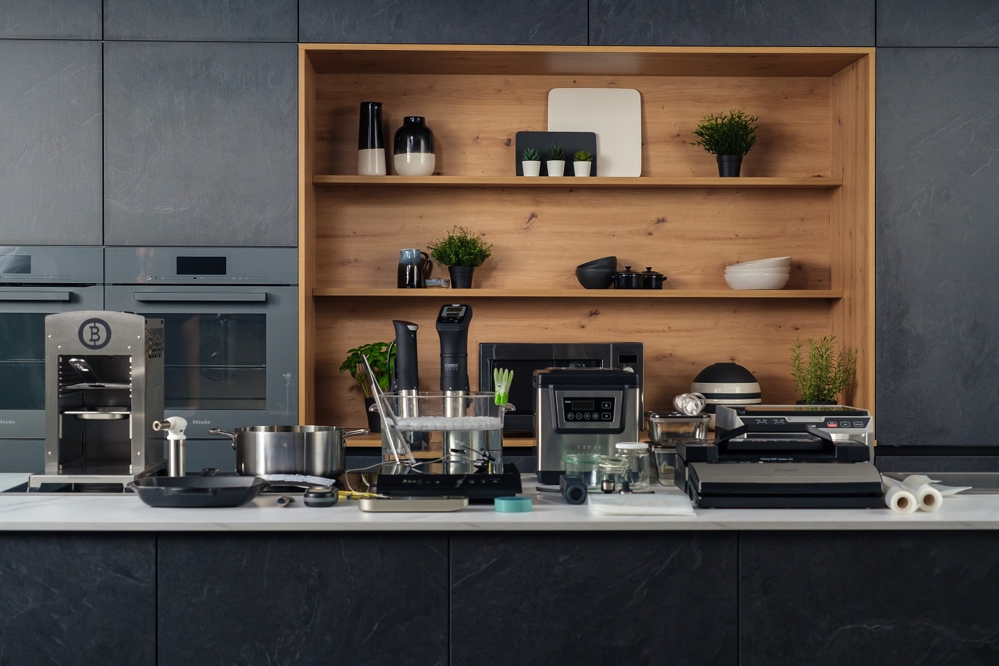 Moderne Küche mit Geräten und Dekorationen auf Holzregalen und Arbeitsplatte.