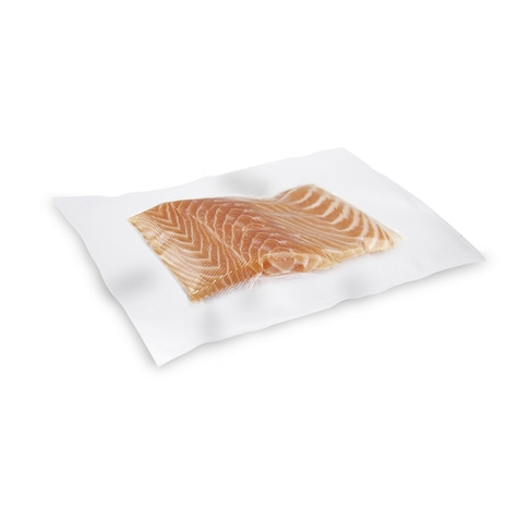 Lachsfilet auf weißem Papier, isoliert auf weißem Hintergrund, Nahaufnahme