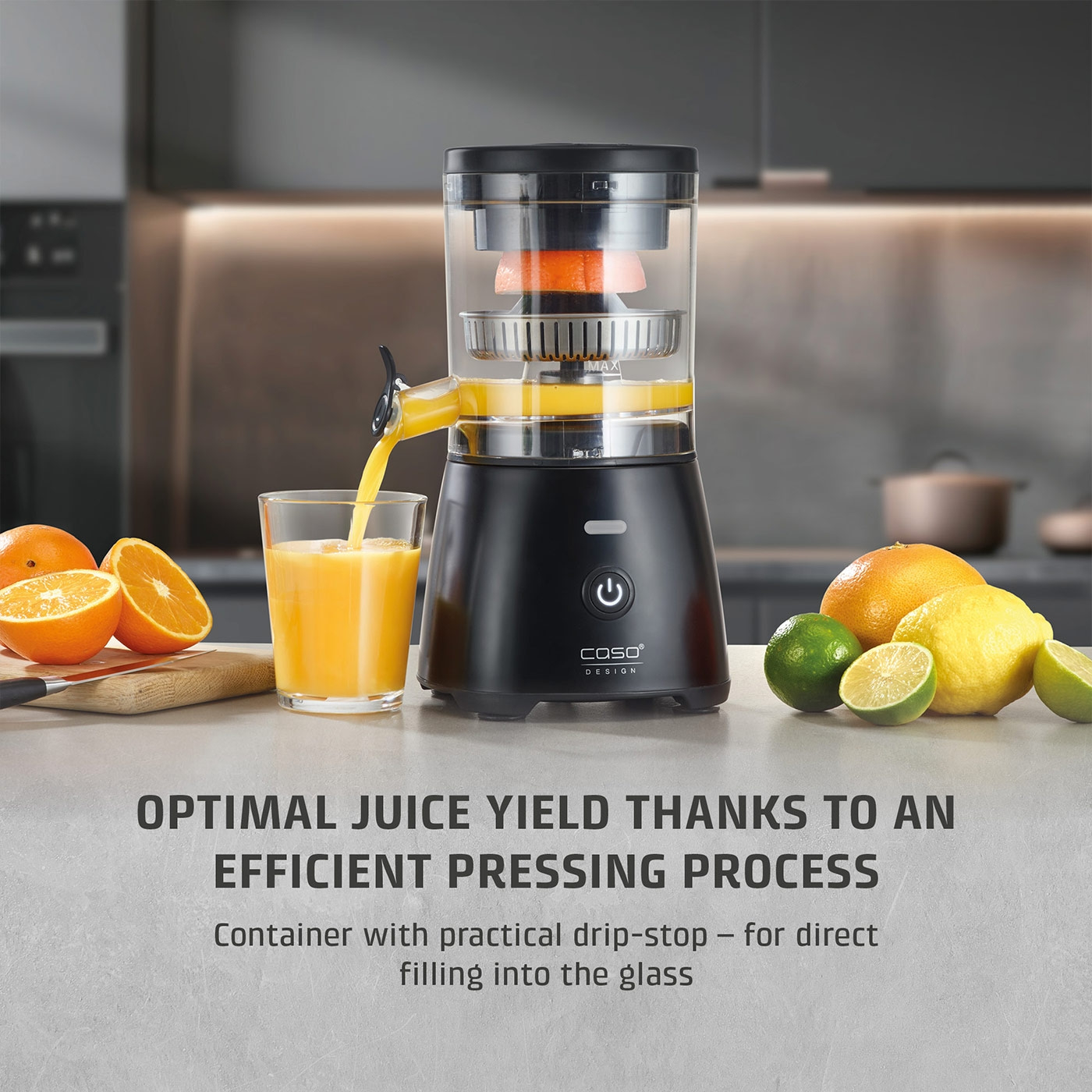 Electric juicer with glass, oranges, lemons and text. Optimal juice yield through efficient pressing.