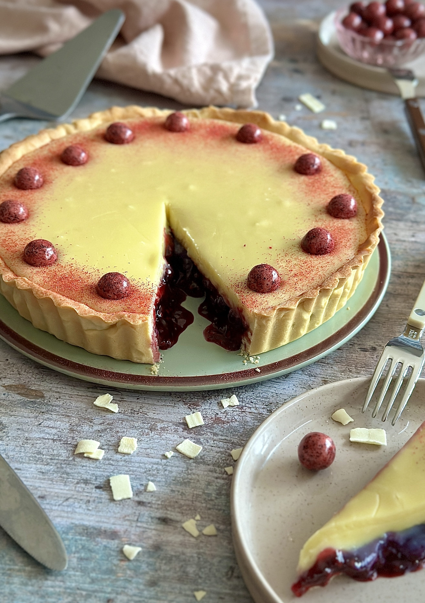 Kuchen mit Beeren und Sahne, auf einem Teller serviert, mit Dekoration.