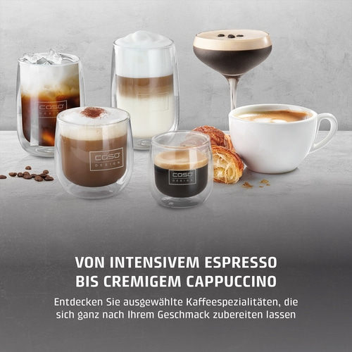 Verschiedene Kaffeespezialitäten in Gläsern und Tasse auf grauem Hintergrund.