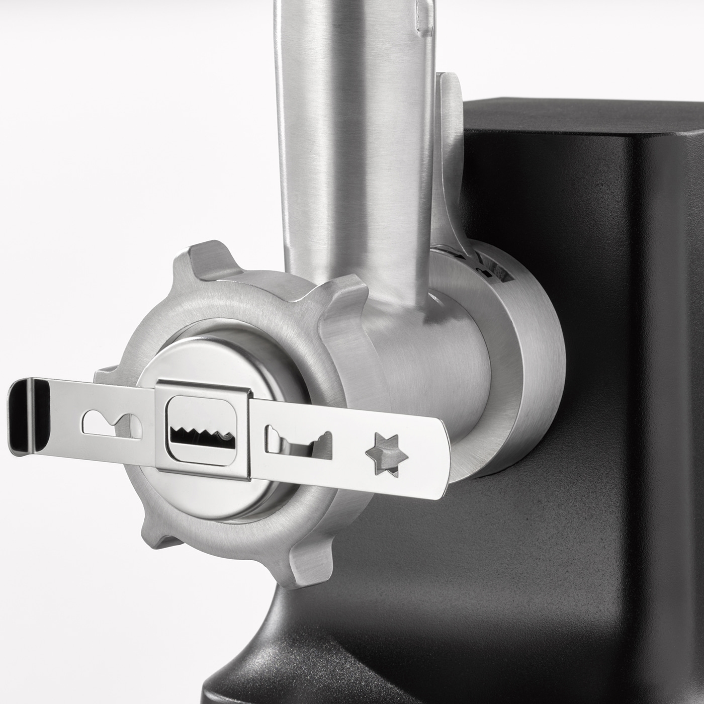 Nahaufnahme eines Fleischwolfs mit silbernen und schwarzen Teilen.