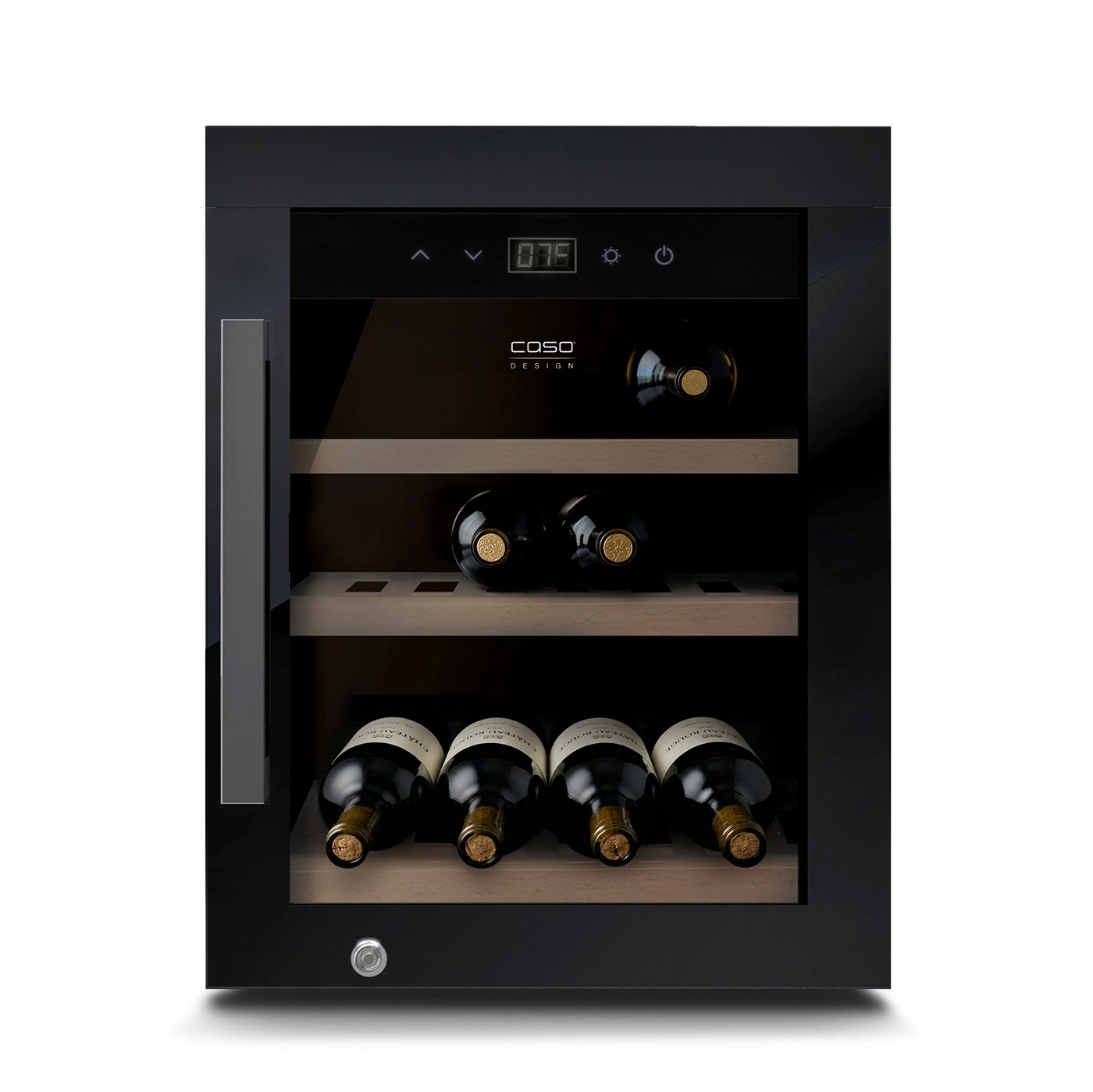 Ein schwarzer Weinkühlschrank mit Glastür und vier Flaschen Rotwein.