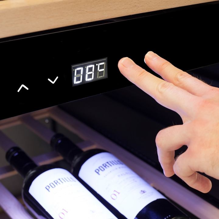 Weinkühler mit Temperaturanzeige und Bedienung durch Finger