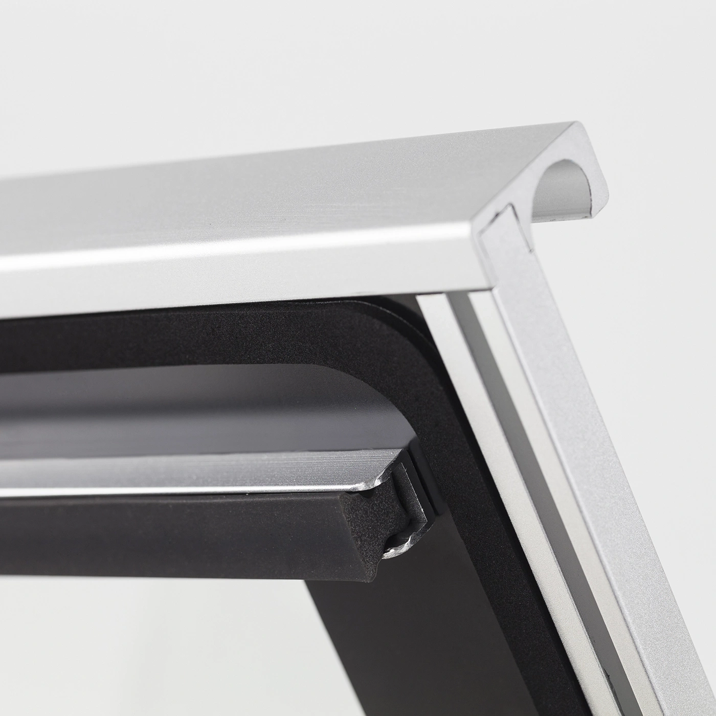 Nahaufnahme eines silbernen Metallrahmens mit schwarzem Schaumstoff und Detail