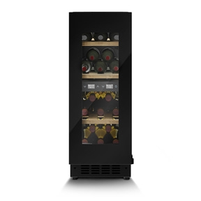 Schwarzer Weinkühlschrank mit Glasfront und Weinflaschen im Inneren.