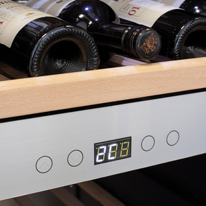 CASO WineComfort 126 Design Weinkühlschrank, für bis zu 126 Flaschen, 2 Temperaturzonen, Energieeffizienzklasse: G