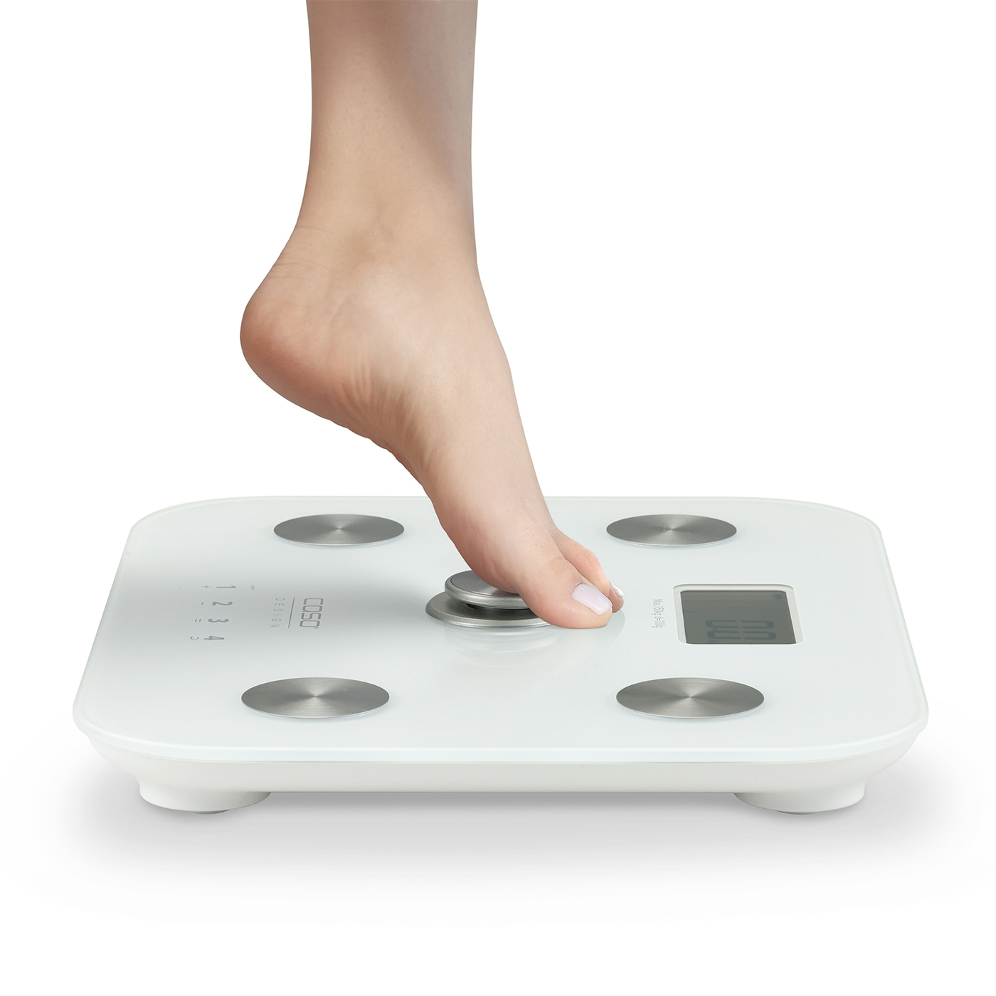 Fuß auf digitaler Waage. Weiße Waage mit Anzeige. Person wiegt sich.