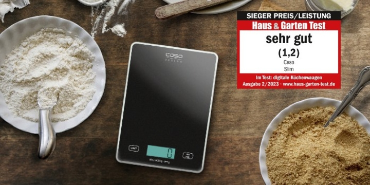 Kitchen scale with 'very good' rating and ingredients on a wooden surface
